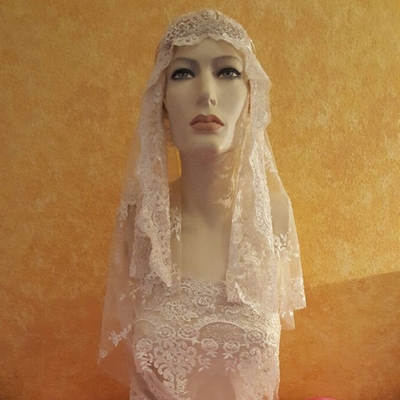 Vintage Inspired  Ivory Lace Crystal Bridal Veil main image 7